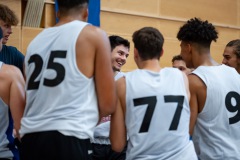 Freude bei Jacob Engelhardt (Giants Düsseldorf, No.1) vor Spielbeginn

DEU, Duesseldorf, 22.08.21 Basketball, Testspiel Saisonvorbereitung 2021/2022 ART Giants Düsseldorf - Phoenix Hagen